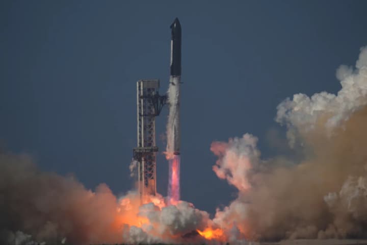Starship Flight 13 Puts Twenty Satellites into Space from Texas