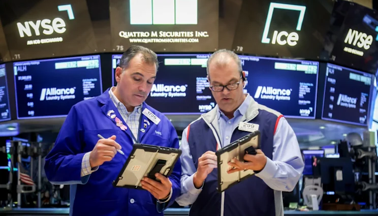 Australian Shares Slip Despite Wall Street Gains