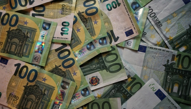 Hryvnia Firms Slightly Ahead of New Trading Week