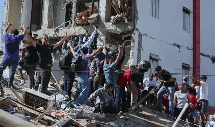 Pereira Buildings Collapse as 7.4 Quake Hits Colombia