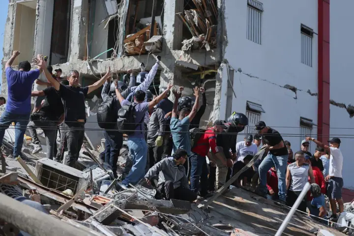 Pereira Buildings Collapse as 7.4 Quake Hits Colombia